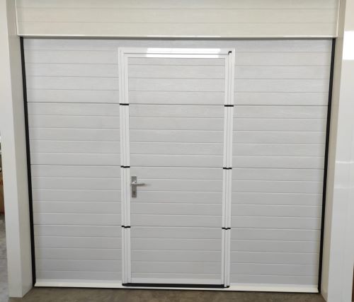 Puerta de garaje automática con puerta peatonal